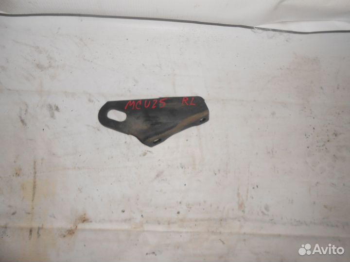 Петля буксировочноя Toyota Kluger MCU25 б/у задняя