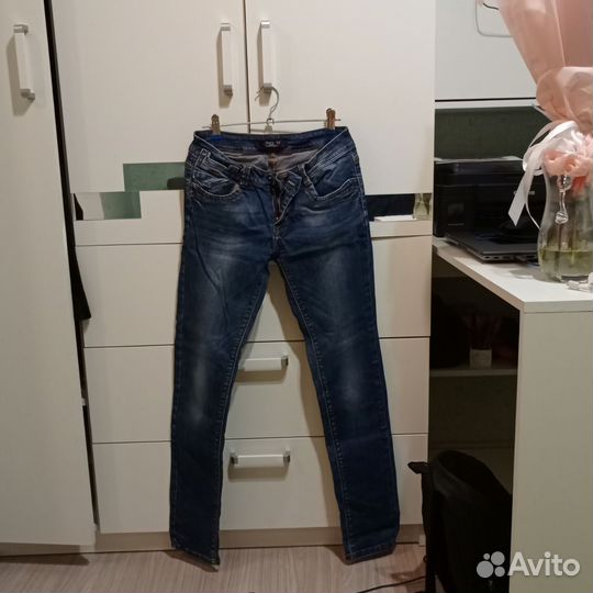 Джинсы облегающие