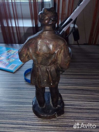 Старая статуэтка Льва Толстого