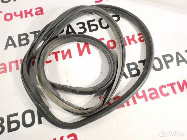 Уплотнительная резинка двери багажника Toyota