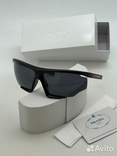 Солнцезащитные очки Prada