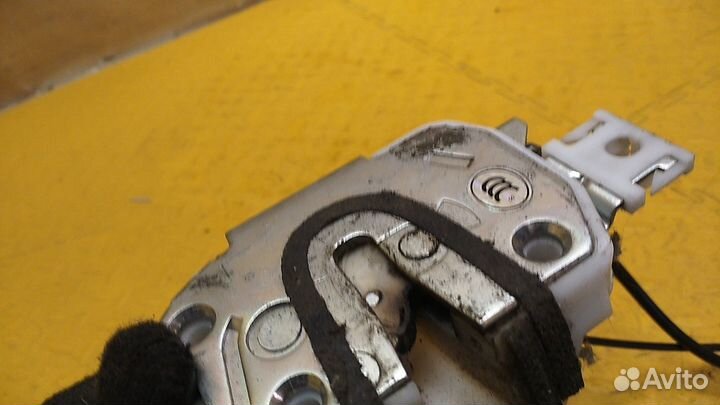 Замок двери задней левой FJ Cruiser