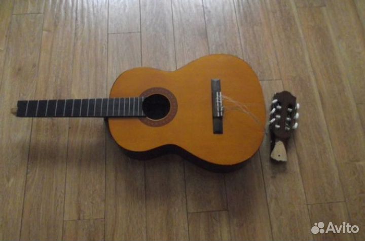 Сломанная акустическая гитара