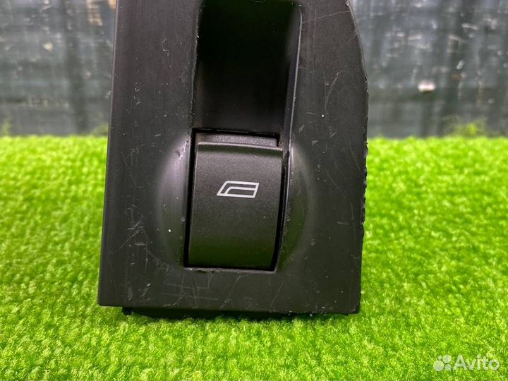 Кнопка стеклоподъемника левая Audi A6 C5 ASN 2002