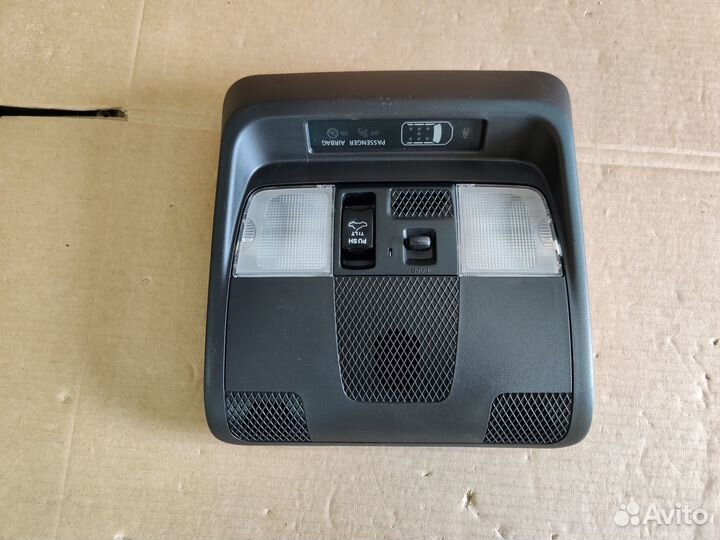 Передний плафон с кнопкой люка Аутлендер 3 phev