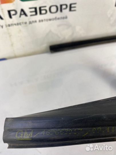 Уплотнительная резинка стекла двери передняя