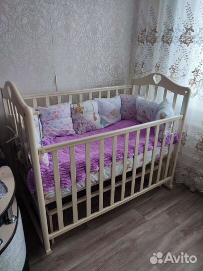 Детская кроватка с маятником