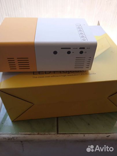 Мини Led -проектор YG 300