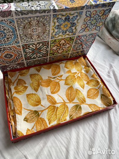 Интерьерное решение скатерть наволочки картина