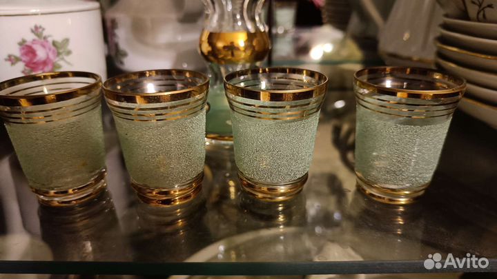 Ваза конфетница из цветного стекла и рюмки