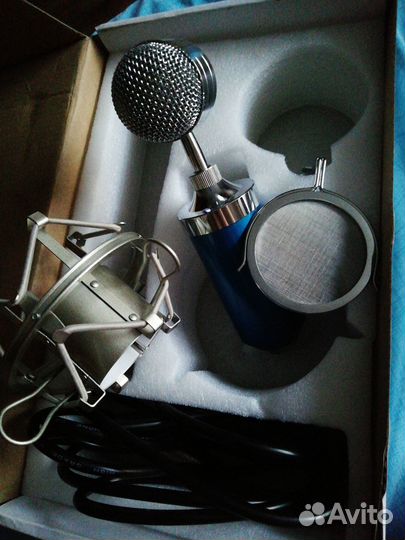 Студийный конденсаторный микрофон