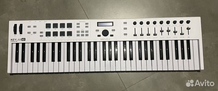 Midi-клавиатура Arturia KeyLab Essential 61 белый
