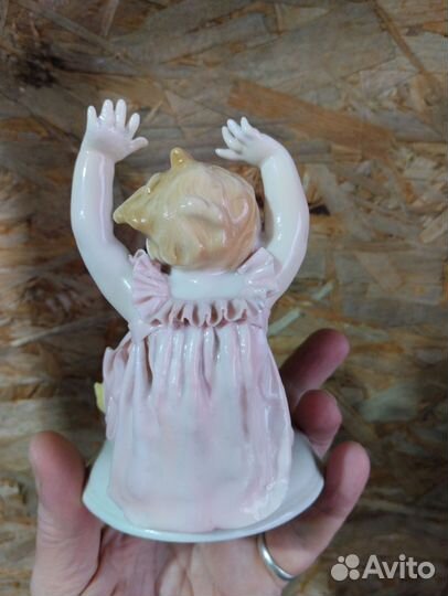 Статуэтка Девочка с цыплёнком Германия Карл Энс