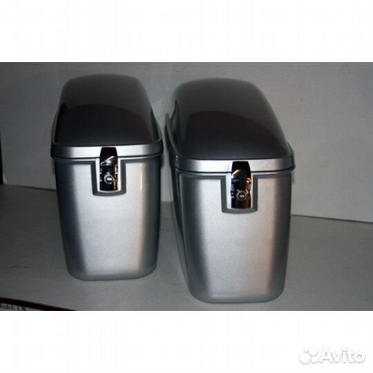 Пластиковые серебристые боковые кофры на мотоцикл