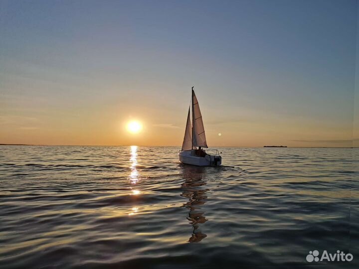 Парусный швертбот.Парусная яхта