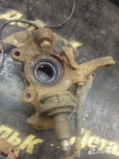 Кулак поворотный передний правый Nissan Bluebird