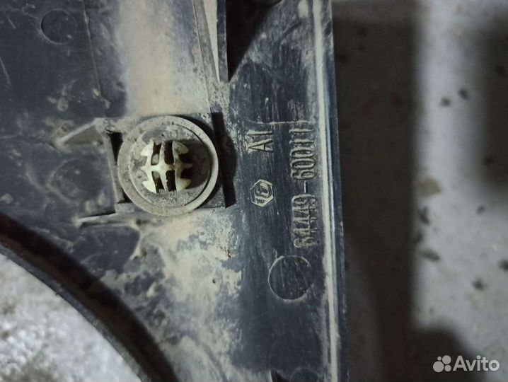 Накладка петли багажника задняя левая Toyota Land