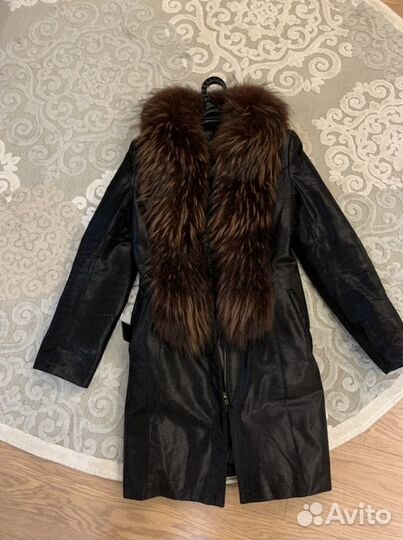 Зимнее пальто с мехом енота Тото