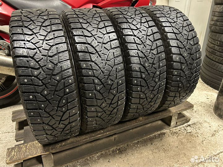 Bridgestone Blizzak Spike-02 SUV 215/65 R16 98T
