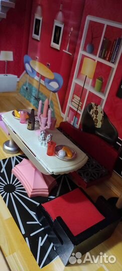 Кукольный домик с лифтом, мебелью и посудой