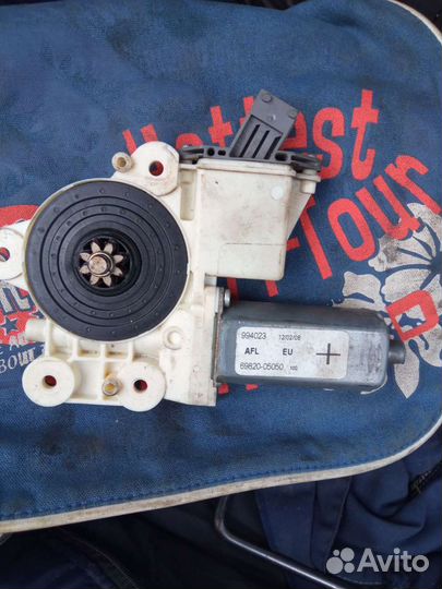 Мотор стеклоподъёмника передний левый Тойота Авенс