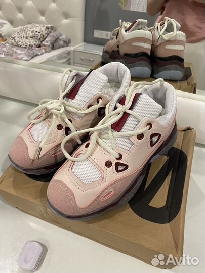 Кроссовки женские