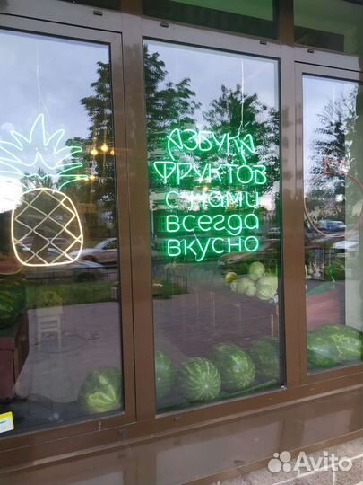 Продавец фруктового магазина