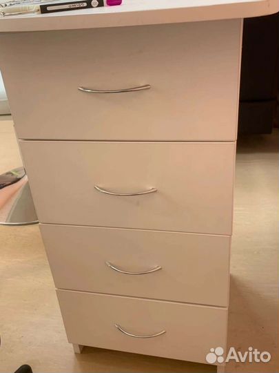 Маникюрный стол