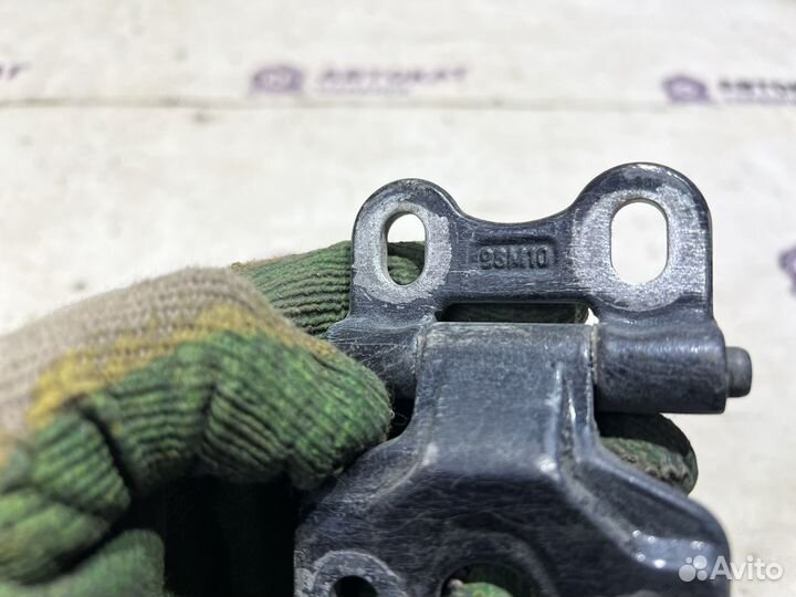 Петли передней двери Mercedes W210