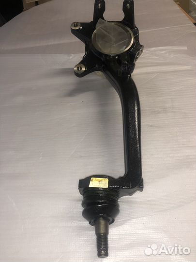 Кулак поворотный пер лев toyota LC 90 4320235071