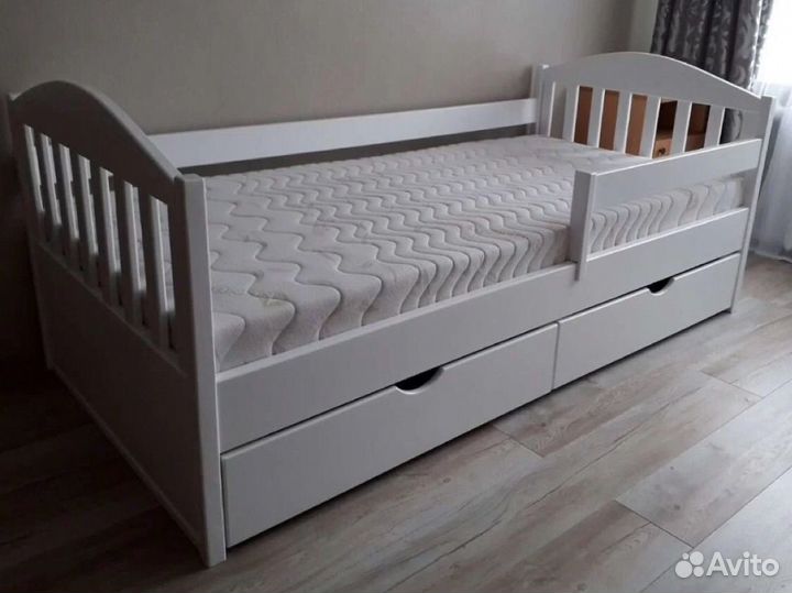 Кровать детская массив бука
