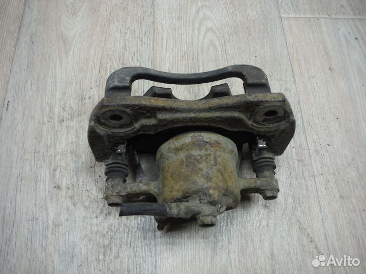 Суппорт передний правый RAV 4 2011