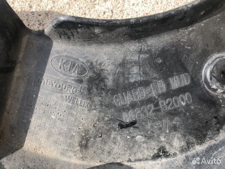 Брызговик передний правый Kia Soul 2