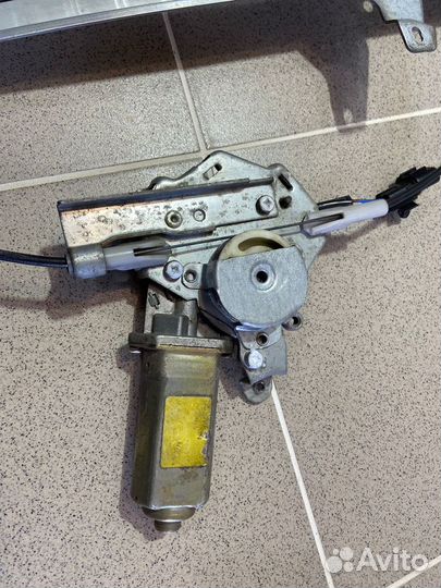 Стеклоподъемник задний левый Isuzu Bighorn 1994 г