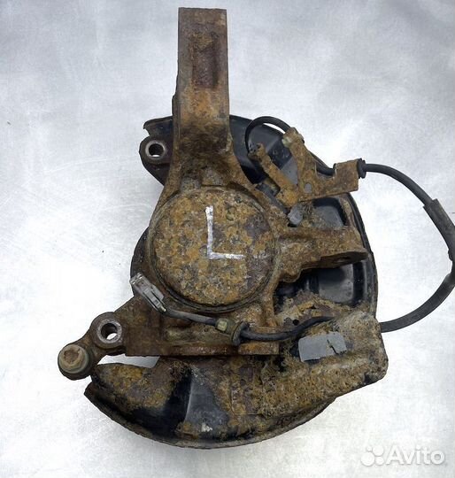 Тойота Превия Кулак поворотный ступица левая