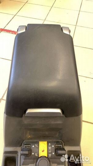 Центральный подлокотник Land Rover Discovery 3