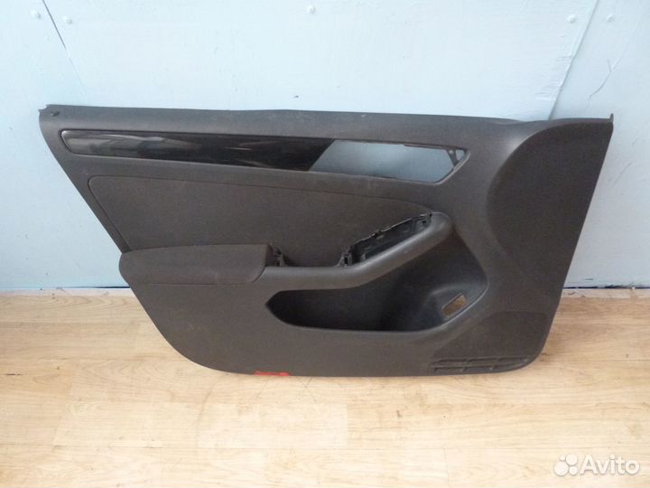 Обшивка двери передняя левая VW Jetta 2011-2018