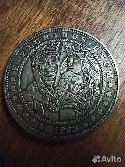 Монеты - скелеты и черепа