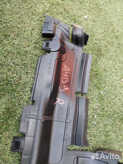 Дефлектор радиатора правый Audi A4 B9 2018