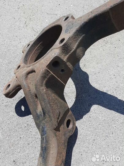 Кулак передний левый Suzuki Grand Vitara