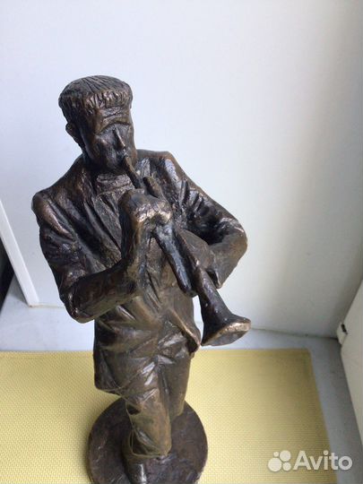 Скульптура музыкант
