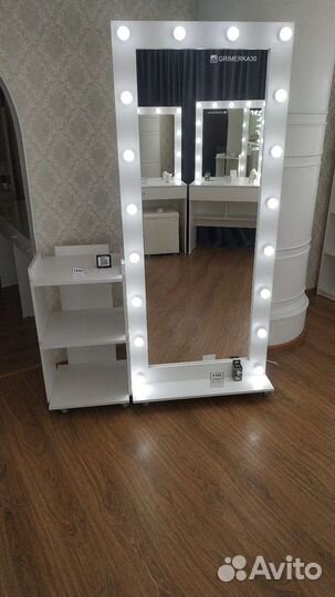 Напольное белоснежное зеркало