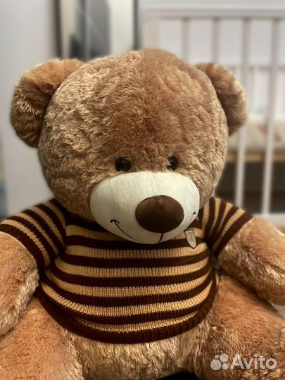 Большой плюшевый медведь