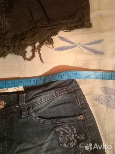 Трое джинсовых шорт