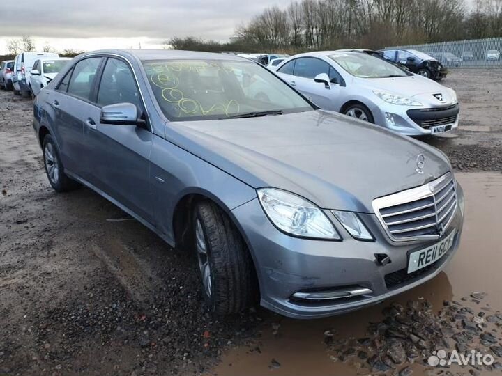 Петля капота левая Mercedes-Benz W212 E220 Cdi