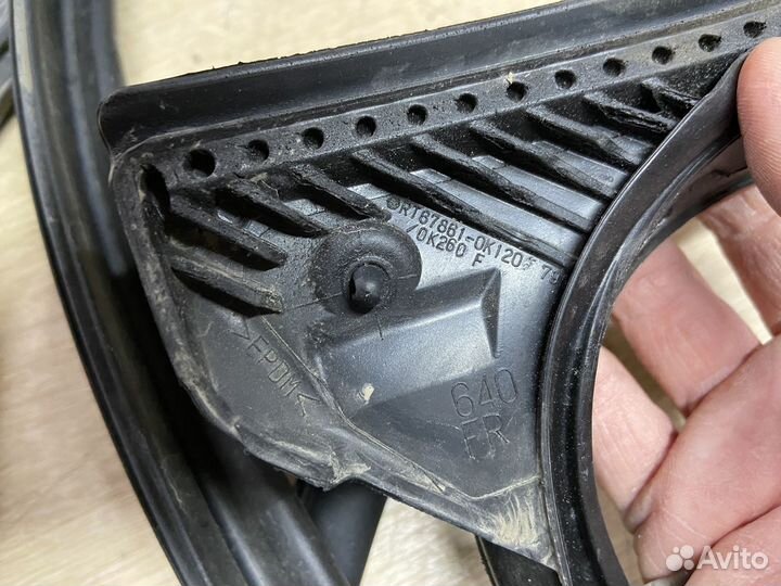 Уплотнитель двери передний правый Toyota Hilux 8