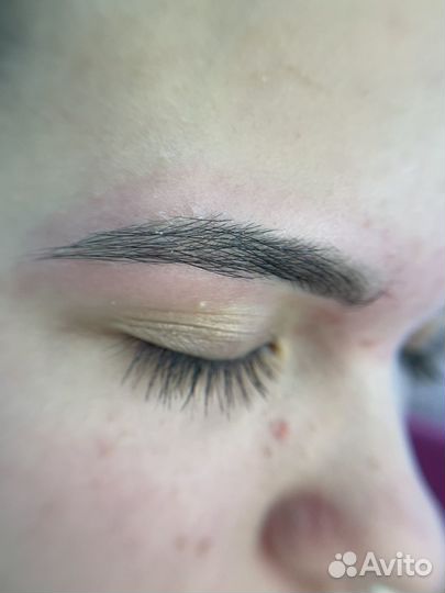 Модель на брови