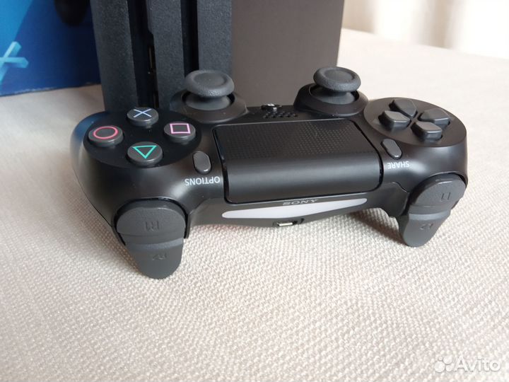 Sony playstation 4 pro 7208В (как новая)