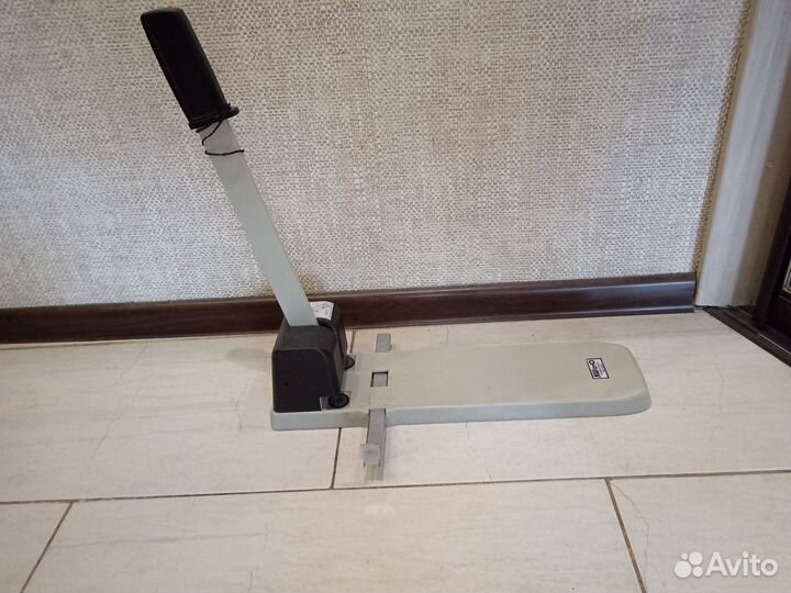 Дырокол мощный