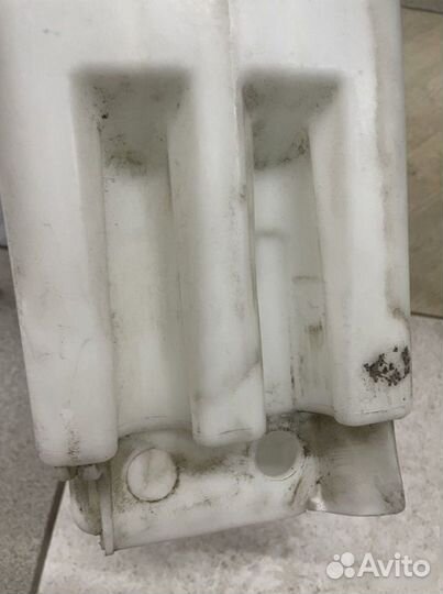 Бачок стеклоомывателя Toyota Avensis T250